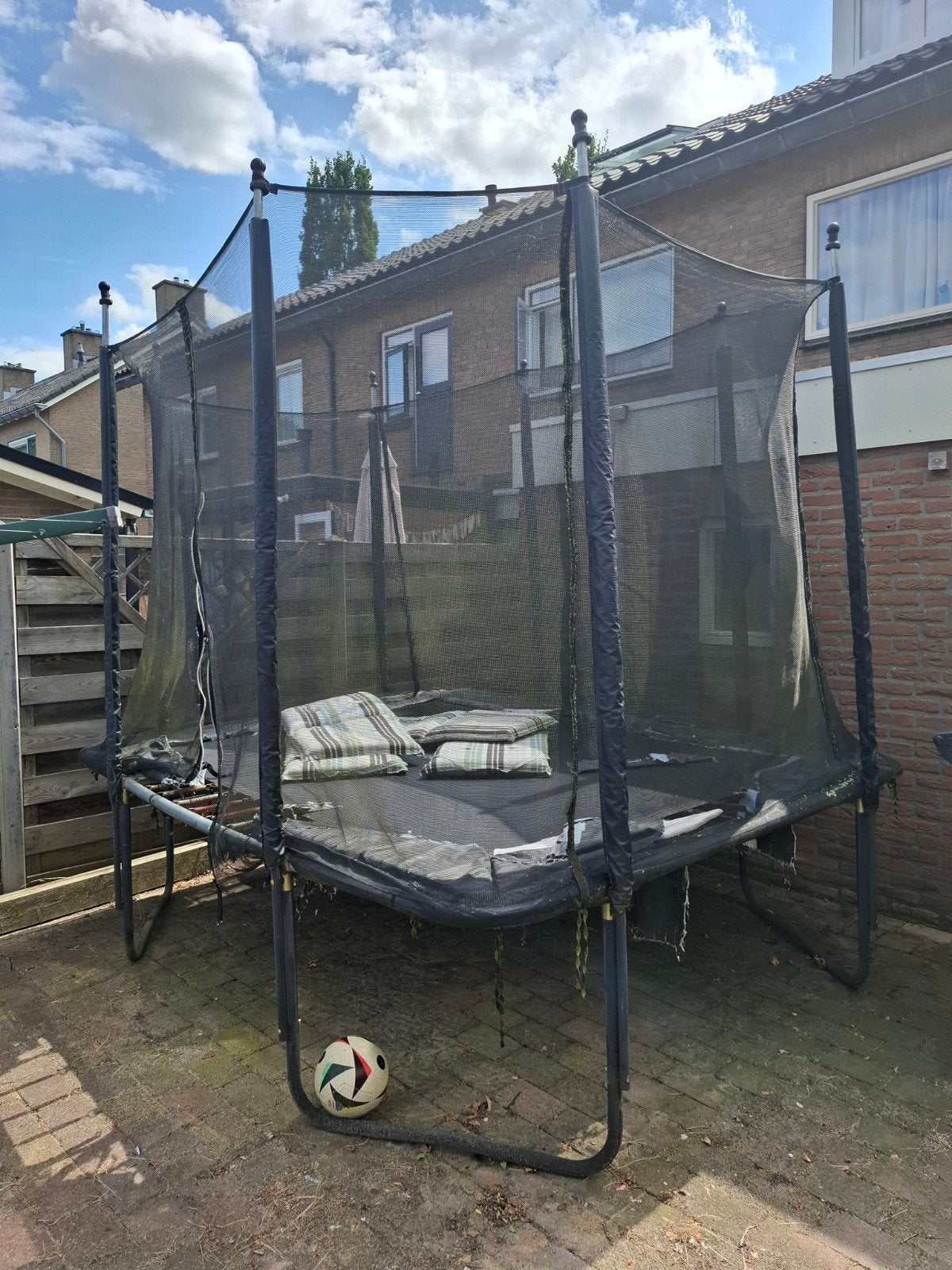 Trampoline 3x2m in prima staat (rand te vervangen), Ophalen
