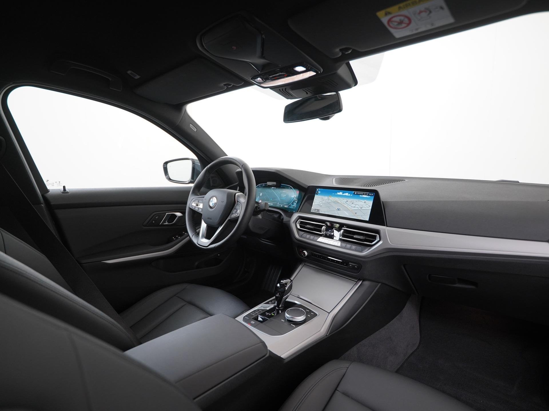 BMW 3 Serie 330e xDrive Business Design | Leder | Surround V, Gebruikt, 4 cilinders, 1795 kg, Bedrijf