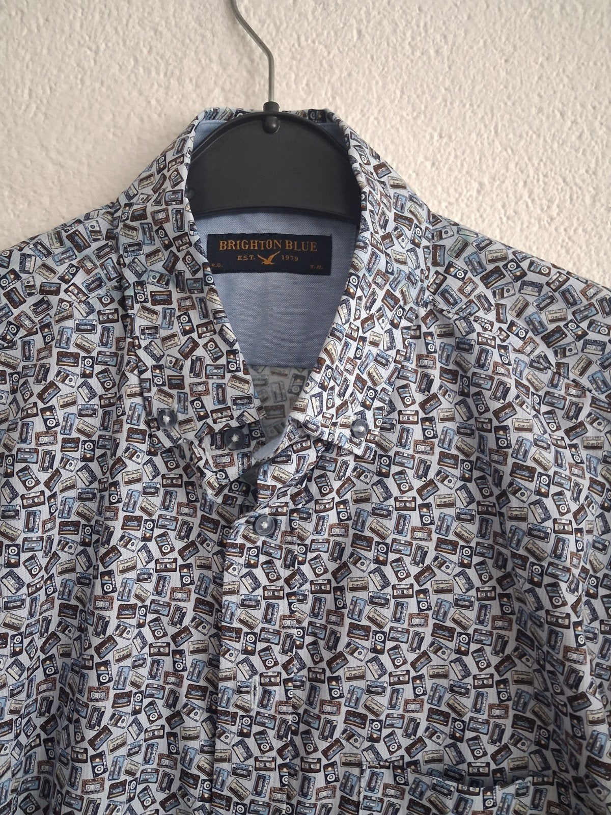 Brighton Blue overhemd met cassettebandjes print, Kleding | Heren, Blauw, Zo goed als nieuw, Brighton Blue, Halswijdte 39/40 (M)
