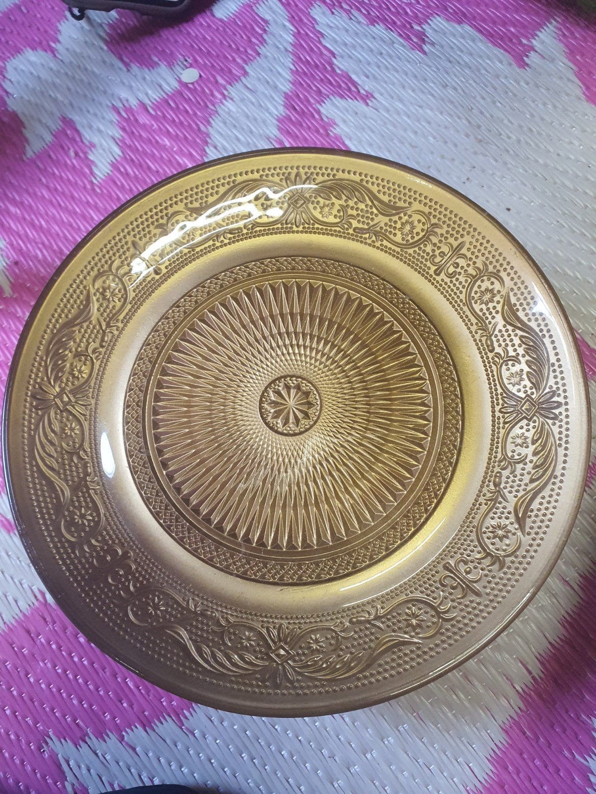 Gouden decoratieve schaal met reliëfpatroon, Verzenden