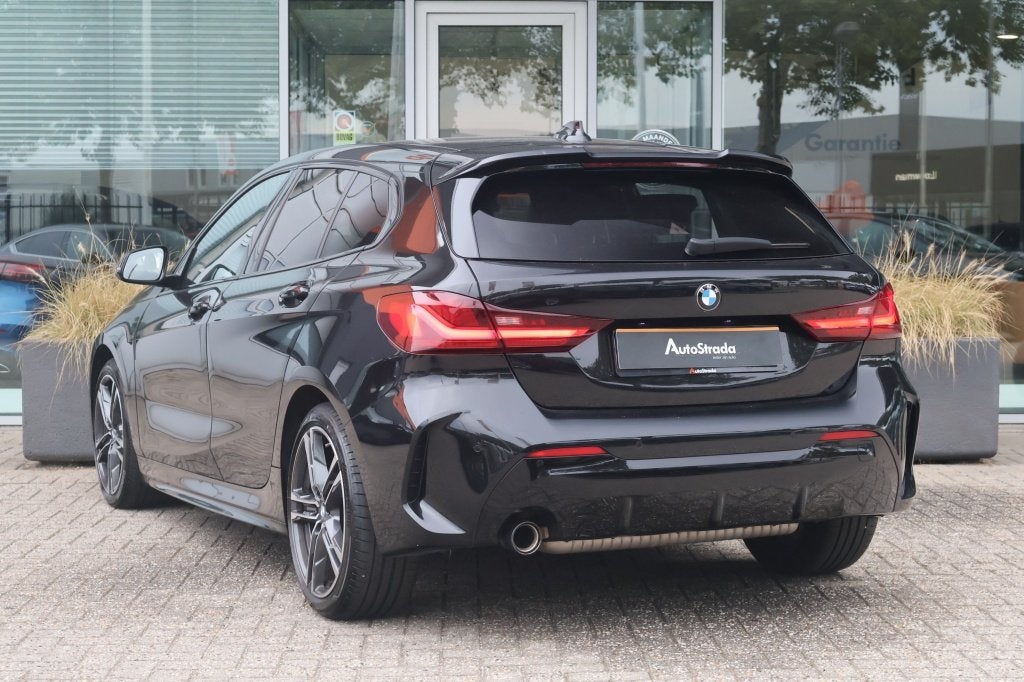 BMW 1-Serie (F40) 118i 140pk Aut M-Sport | Stoelverwarming |, Auto's, Dealer onderhouden, 136 pk, Gebruikt, Leder en Stof