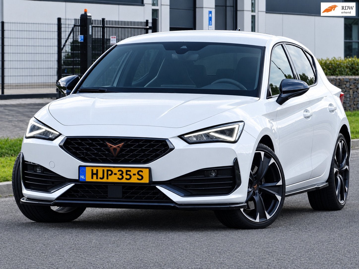 Cupra Leon 1.4 e-Hybrid VZ MAXTON l KUIPSTOELEN l CARPLAY, Dealer onderhouden, 77 km/l, Gebruikt, Euro 6