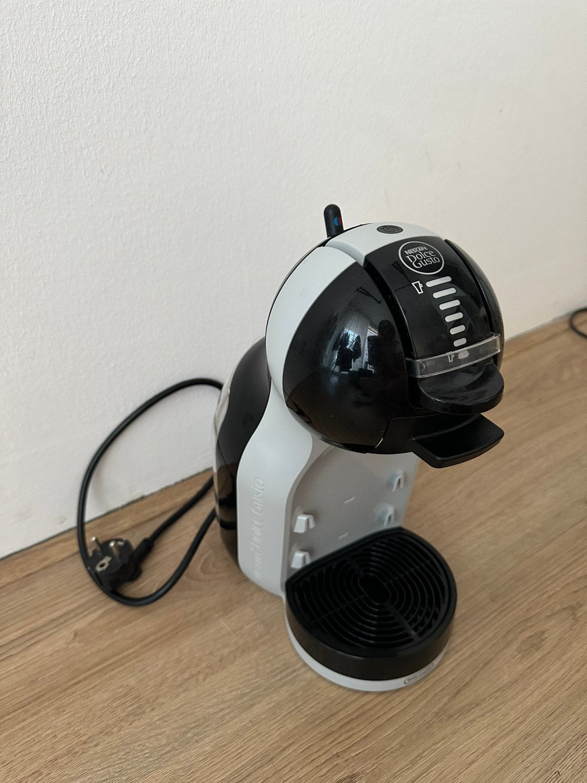Nescafé Dolce Gusto Koffiezetapparaat, Ophalen, Koffiemachine, Zo goed als nieuw, Koffiepads en cups