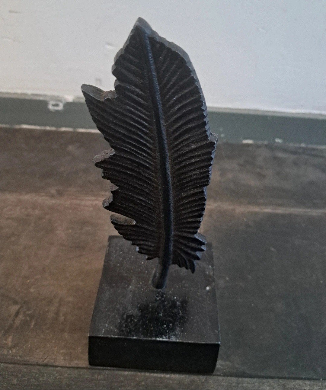 Decoratieve metalen veer op voet - 22 cm, Ophalen of Verzenden, Metaal, Industrieel, Gebruikt