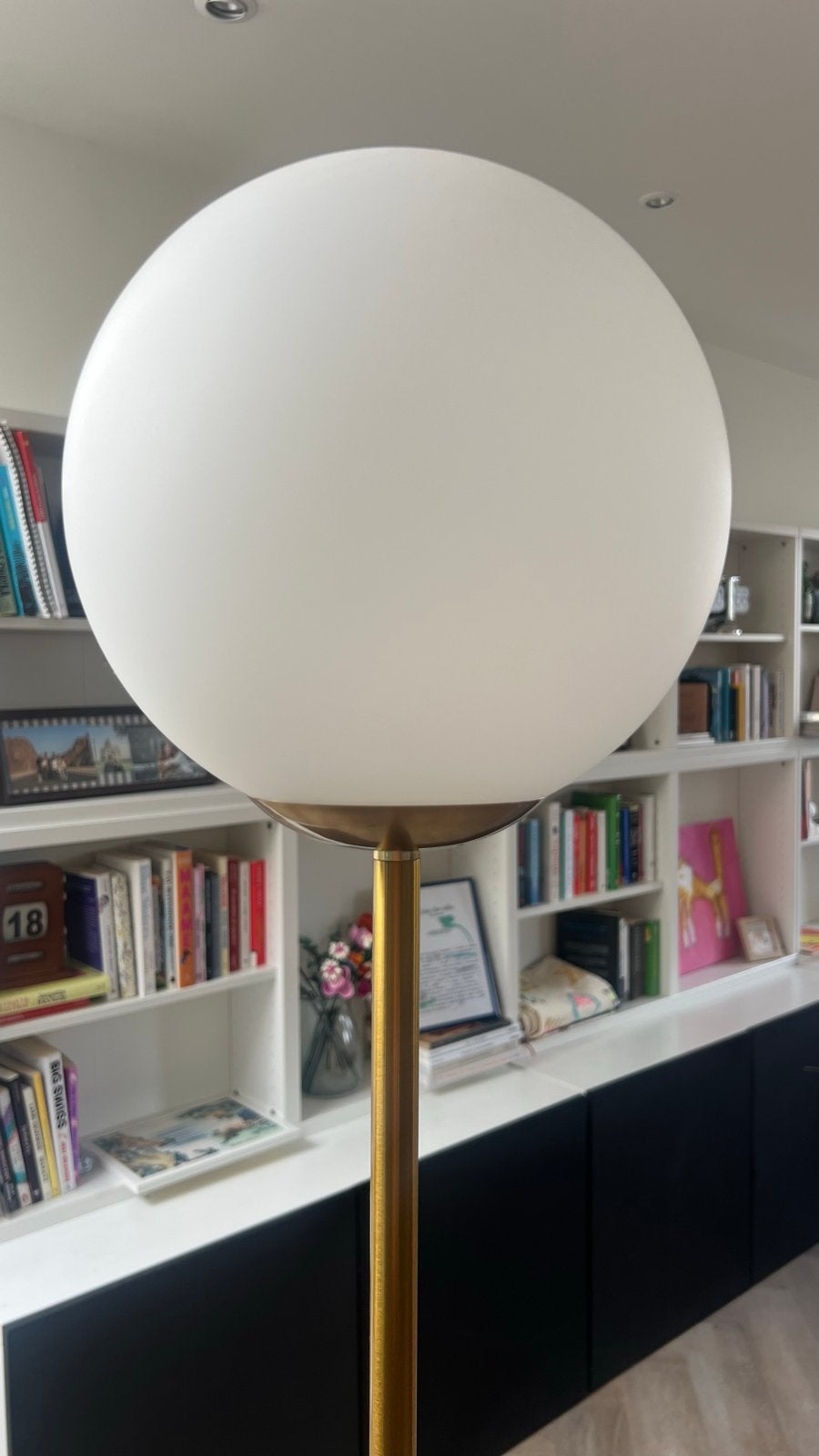 Stijlvolle vloerlamp met gouden stam en opalen bol, Zo goed als nieuw, Metaal, 150 tot 200 cm, E27 (groot)