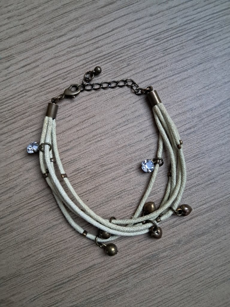 N25 Beige armbandje met bedels, Sieraden, Tassen en Uiterlijk, Armbanden, Overige materialen, Beige, Ophalen of Verzenden, Zo goed als nieuw