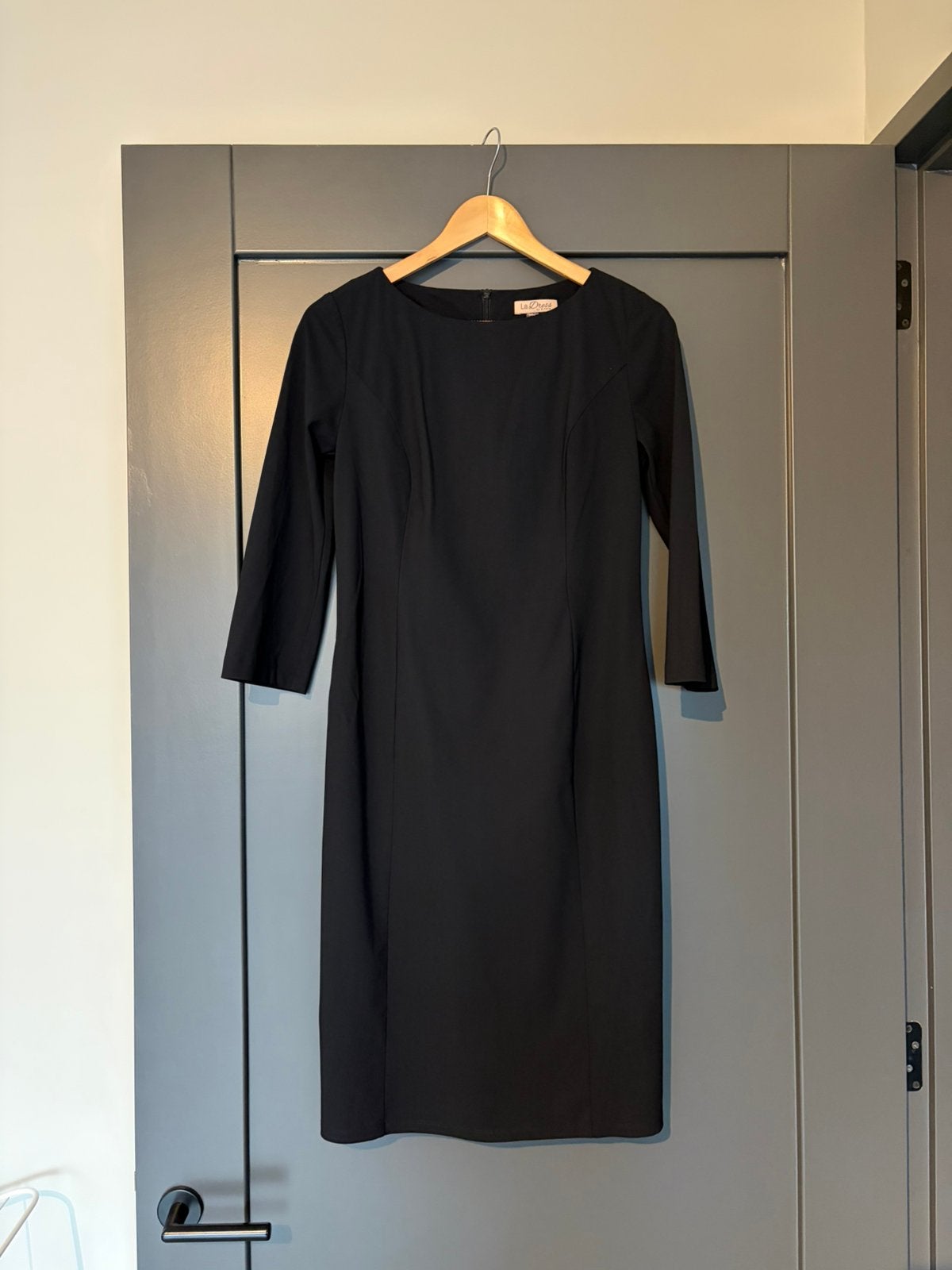 Zwarte mooie LaDress jurk XS (valt ruim) travelstof, Verzenden, Zwart, Zo goed als nieuw, Knielengte