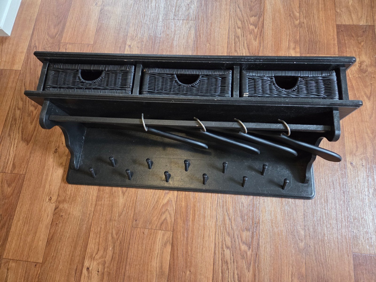 Zwarte wandkapstok met mandjes en kledinghangers, Gebruikt, Minder dan 100 cm, Hout, Ophalen
