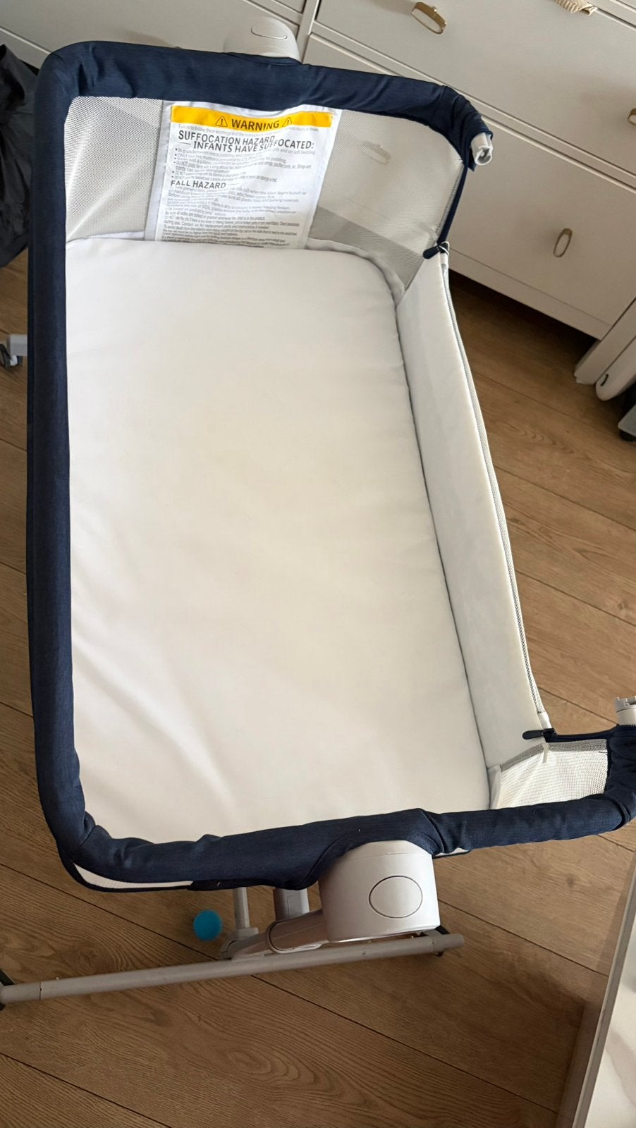 Titel: Baby wiegje / co-sleeper wit met donkerblauw, Ophalen, Zo goed als nieuw, Wieg