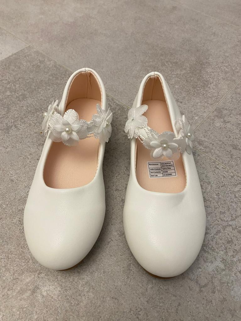 Witte kinder ballerinas maat 32, Kleding | Dames, Schoenen, Ophalen of Verzenden, Zo goed als nieuw, Wit, Sneakers of Gympen