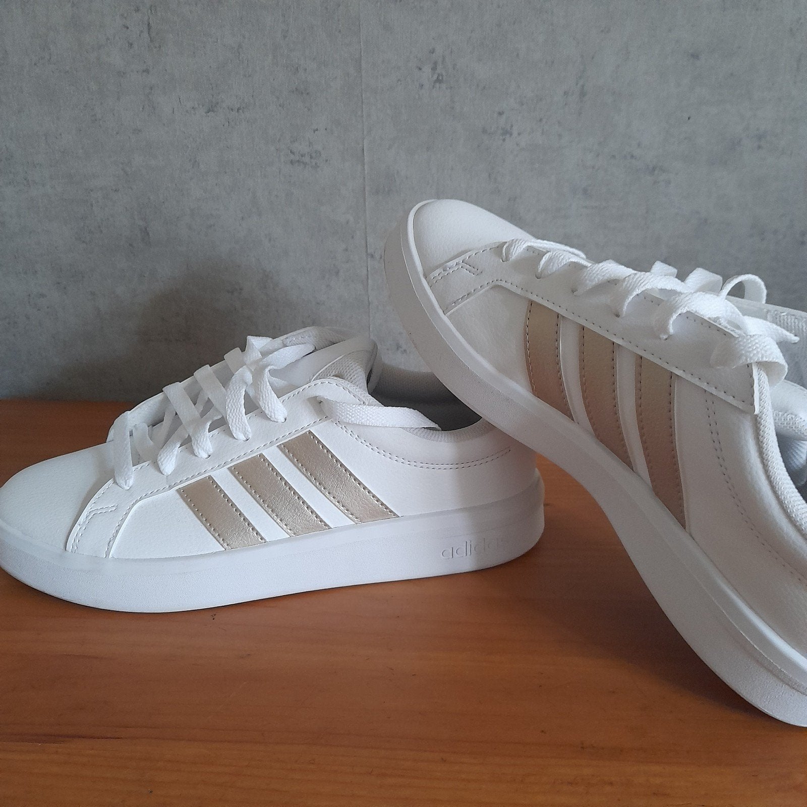 Nieuwe Adidas sneakers schoenen maat 37, Ophalen of Verzenden, Nieuw, Wit, Sneakers of Gympen