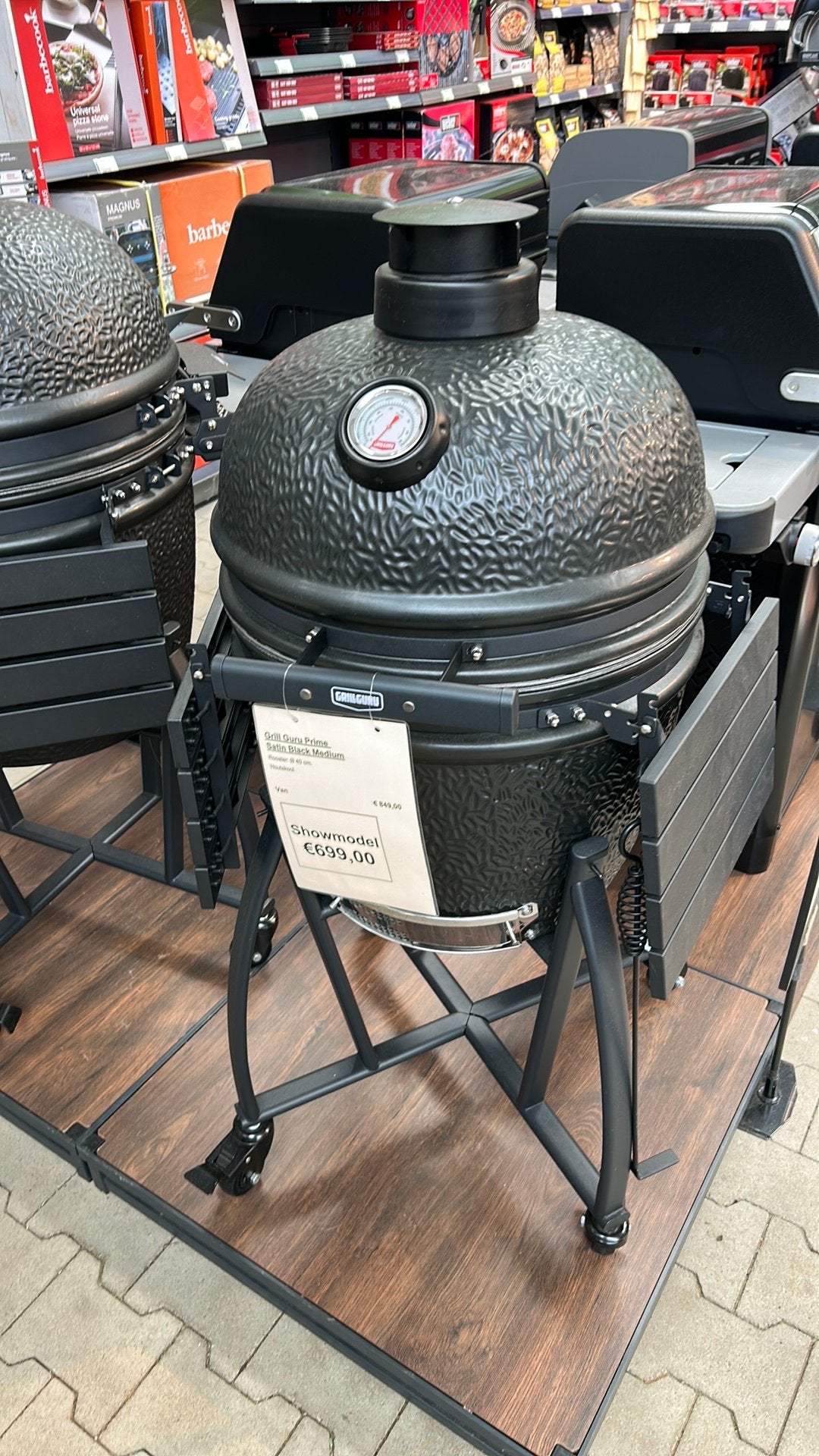 Showmodel kamado grill guru, Ophalen, Zo goed als nieuw