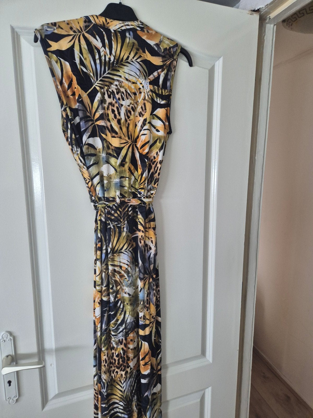 Zomerse maxi-jurk met tropische print en ceintuur, Maat 38/40 (M), Meerkleurig, Ophalen of Verzenden, Onder de knie