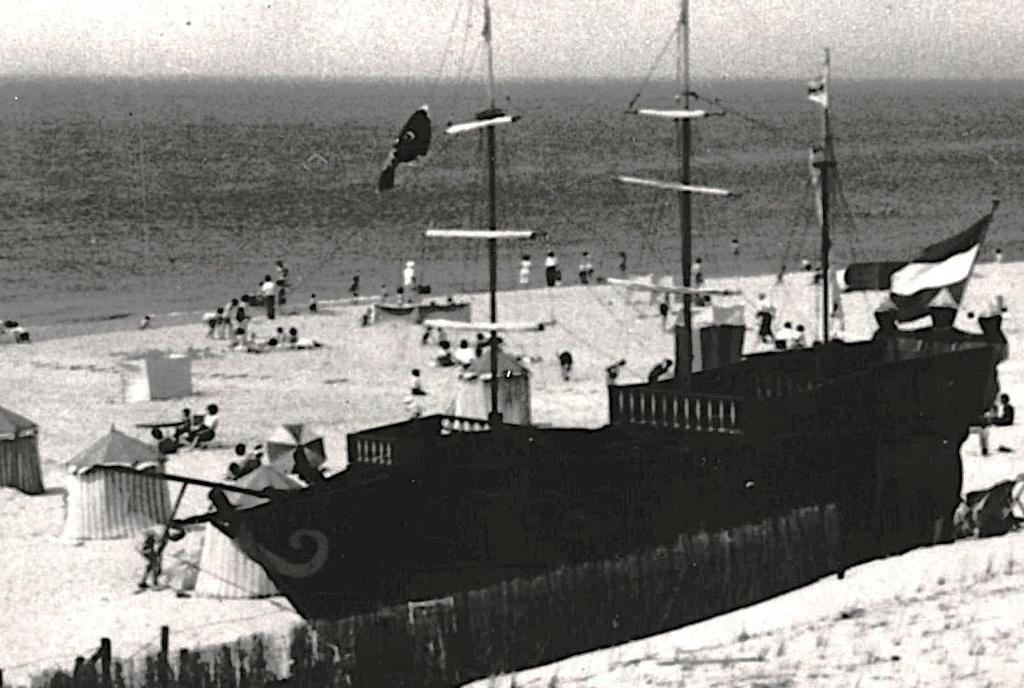 700798 Julianadorp NH Schepen op het strand  onbeschreven, Verzamelen, Ansichtkaarten | Nederland, Verzenden, 1940 tot 1960, Ongelopen