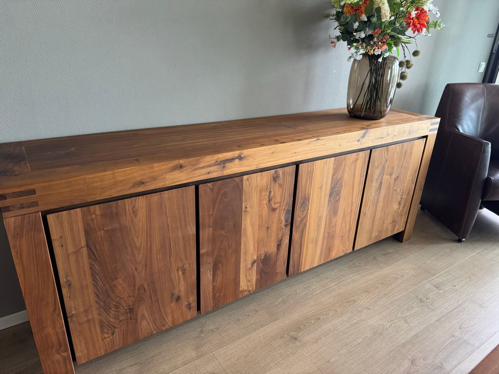 Noten Olie Dressoir 4 Deurs soft closing systeem, Huis en Inrichting, Ophalen, Zo goed als nieuw, 200 cm of meer, 25 tot 50 cm