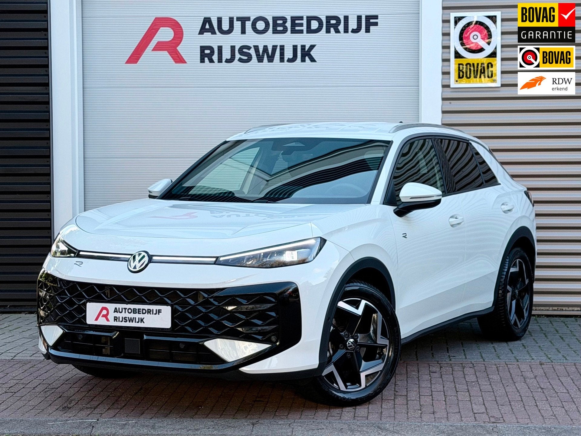 Volkswagen T-Roc 1.5 eTSI R-Line Matrix/Blindspot/Camera, Auto's, 4 cilinders, Alcantara, Wit, Bedrijf