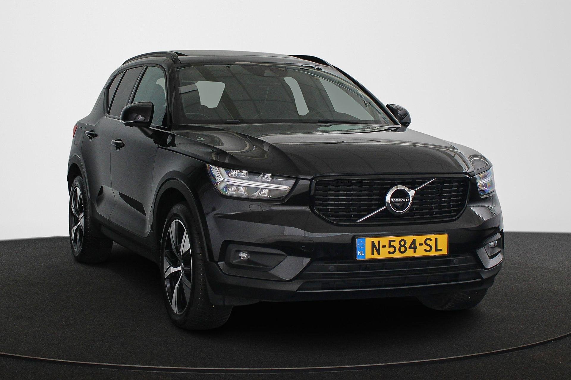 Volvo XC40 1.5 T4 Recharge R-Design Panoramadak Stoelverwarm, Auto's, Volvo, Stof, Euro 6, 1712 kg, Zwart