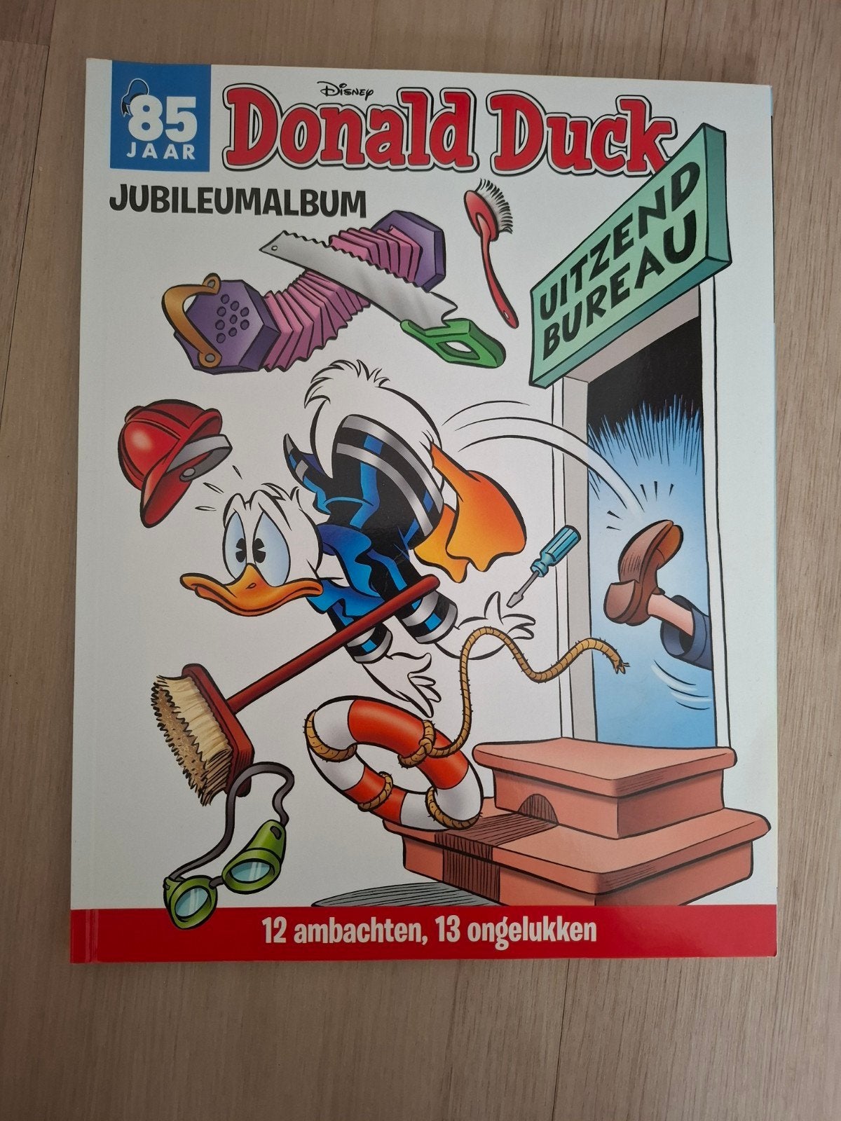 Donald Duck Jubileumalbum - 12 ambachten, 13 ongeluk, Boeken, Eén stripboek, Ophalen of Verzenden, Zo goed als nieuw, Walt Disney