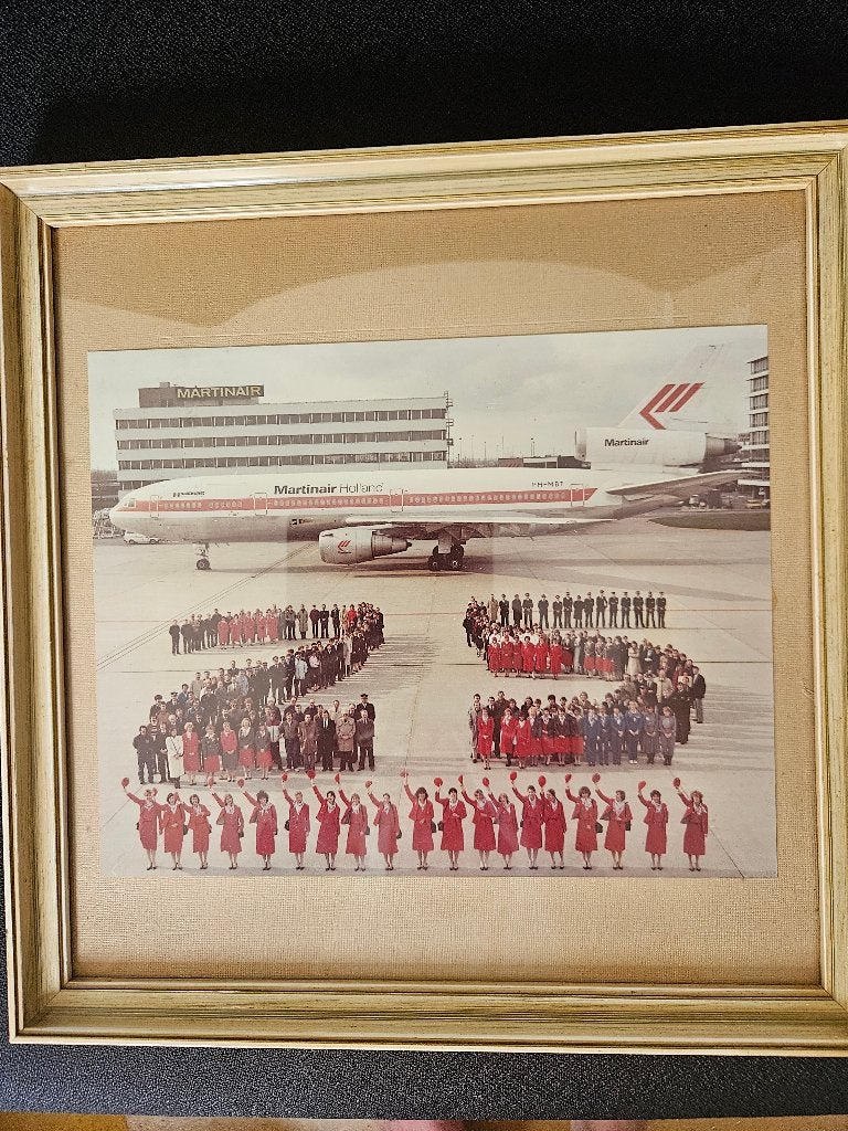 25 jr MARTINAIR foto 1983 met personeel en DC10 op platform, Verzamelen, Ophalen of Verzenden, Gebruikt, Kaart, Foto of Prent