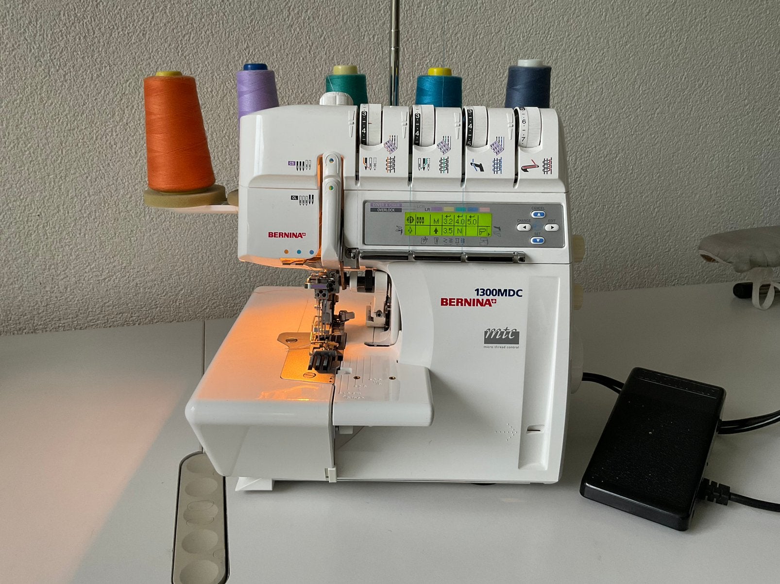 BERNINA 1300 Overlock/Coverlockmachine met MTC, Ophalen of Verzenden, Zo goed als nieuw, Lockmachine, Bernina