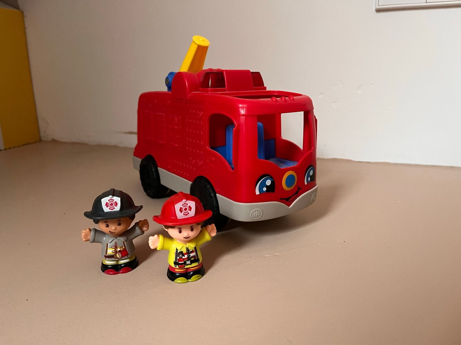 Fisher-Price Little People Brandweerwagen met Brandweermanne, Ophalen, Gebruikt