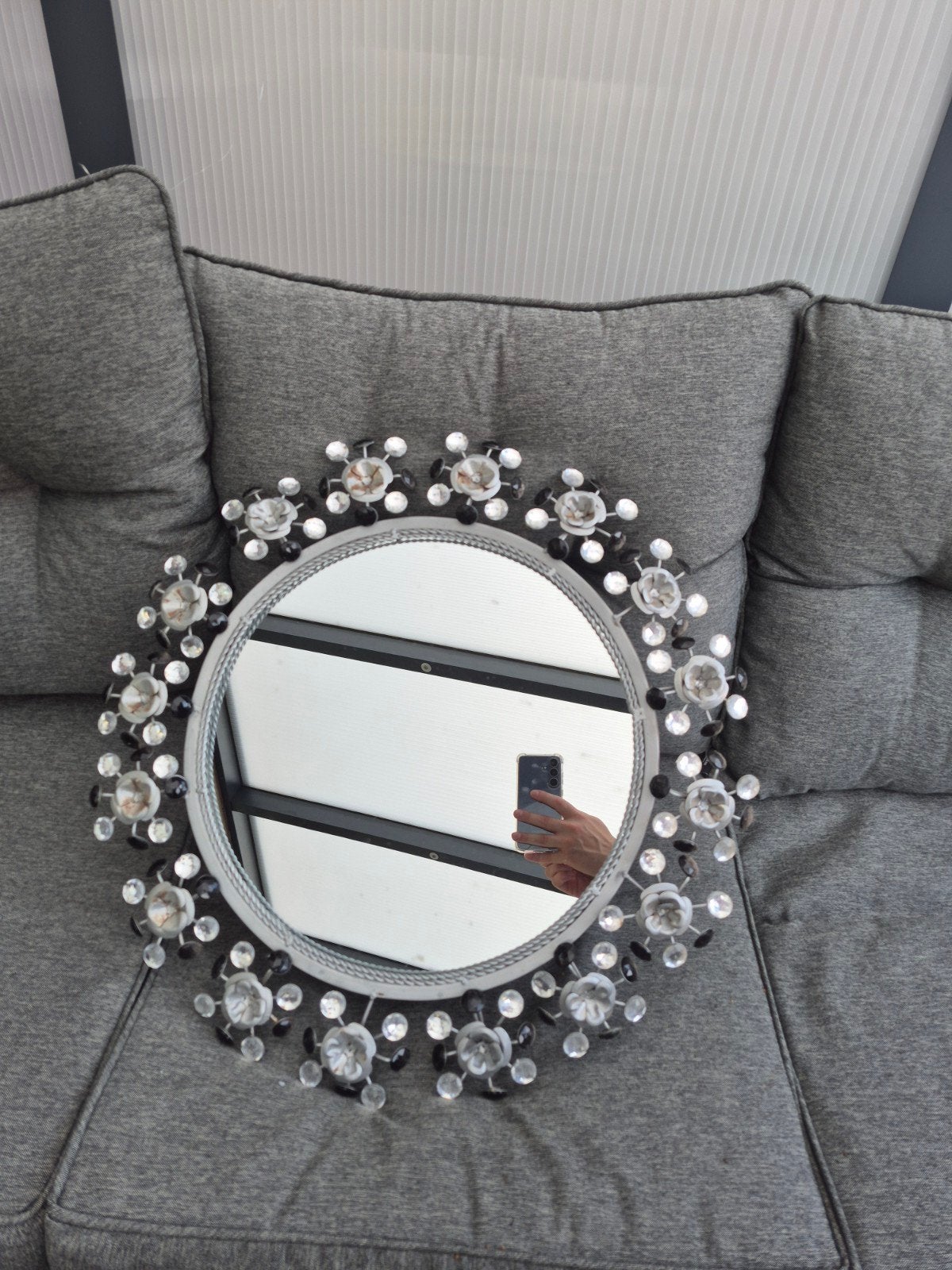 Decoratieve spiegel met bloemmotief en kristallen, Ophalen of Verzenden, Rond, 50 tot 100 cm, Minder dan 100 cm