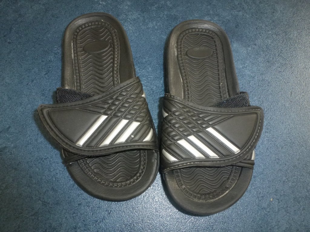 1 paar zwart met witte bad/douche slippers maat 31, Jongen of Meisje, Schoenen, Ophalen of Verzenden, Zo goed als nieuw