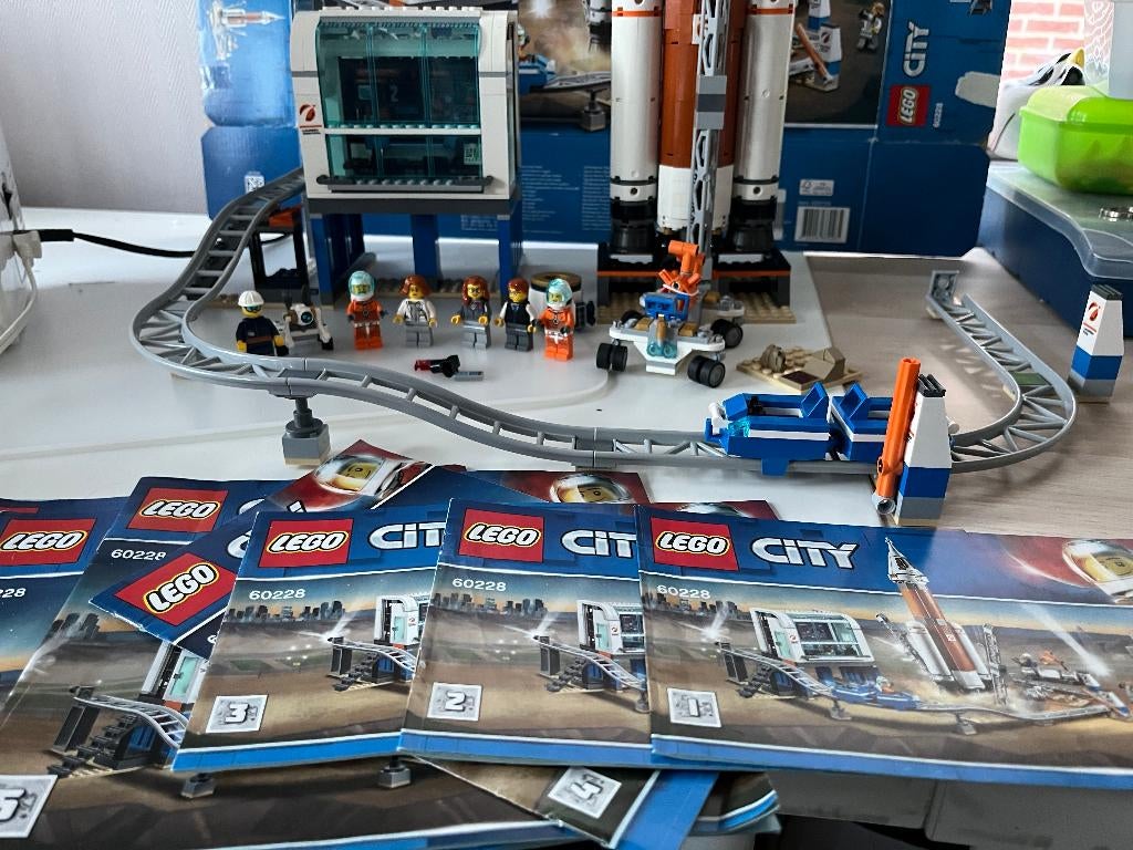 lego city 60228 ruimtevaart  vluchtleiding en lanceerbasis, Ophalen of Verzenden, Zo goed als nieuw, Lego, City
