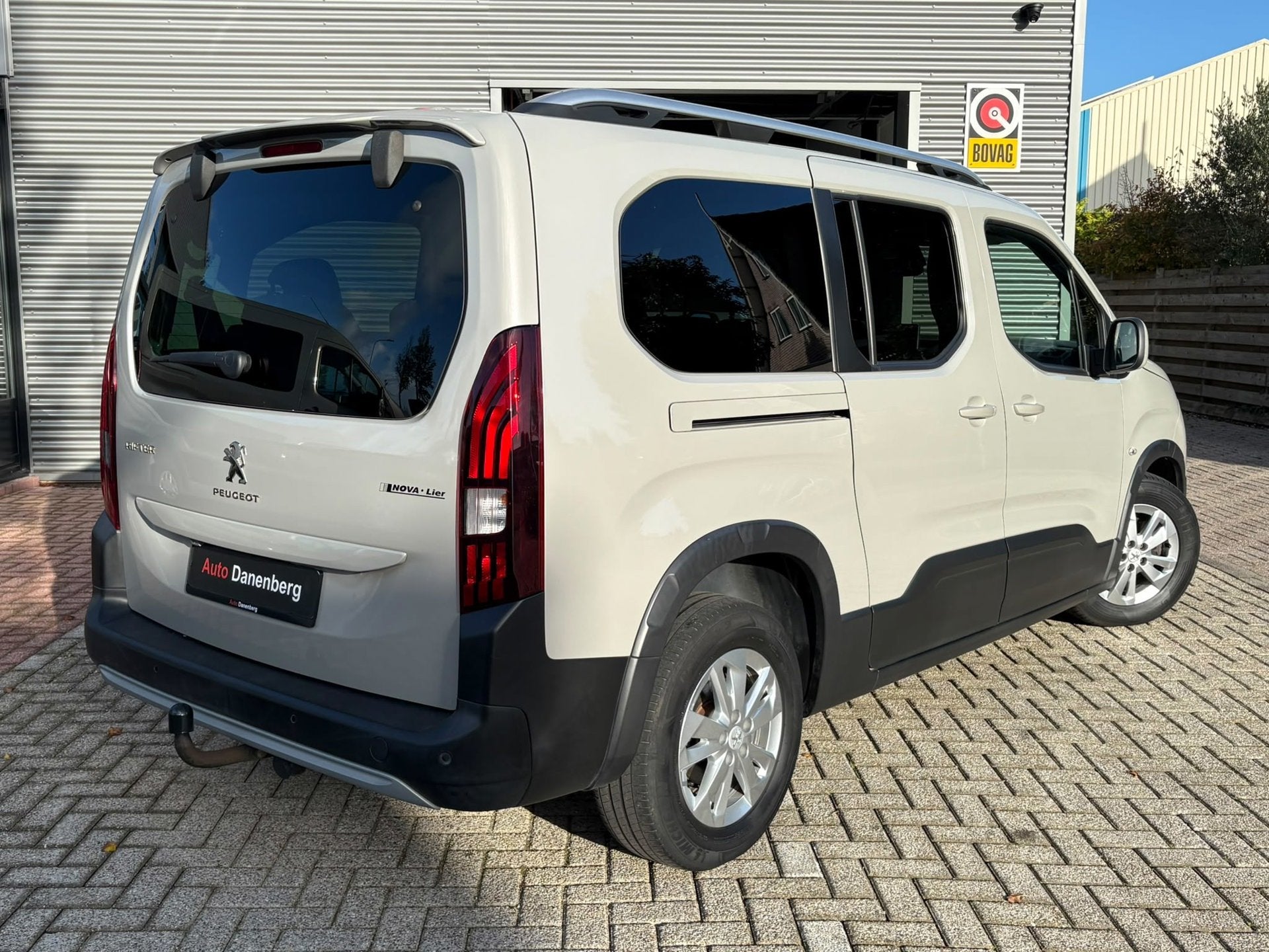Peugeot Rifter Long 1.2 Puretech Long Allure 7p AUTOMAAT-GAR, Dealer onderhouden, Stof, Zwart, Adaptive Cruise Control
