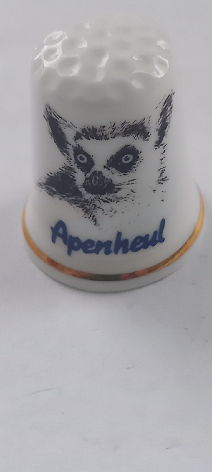 Vintage vingerhoedje Apenheul met ringstaartmaki, Ophalen of Verzenden, Gebruikt, Porselein, Nederland