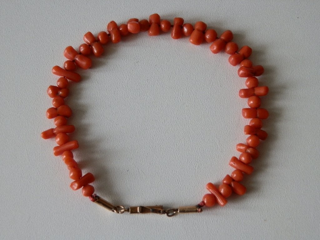 Bloedkoraal armband. Gouden slot., Ophalen of Verzenden, Zo goed als nieuw, Overige kleuren, Overige materialen