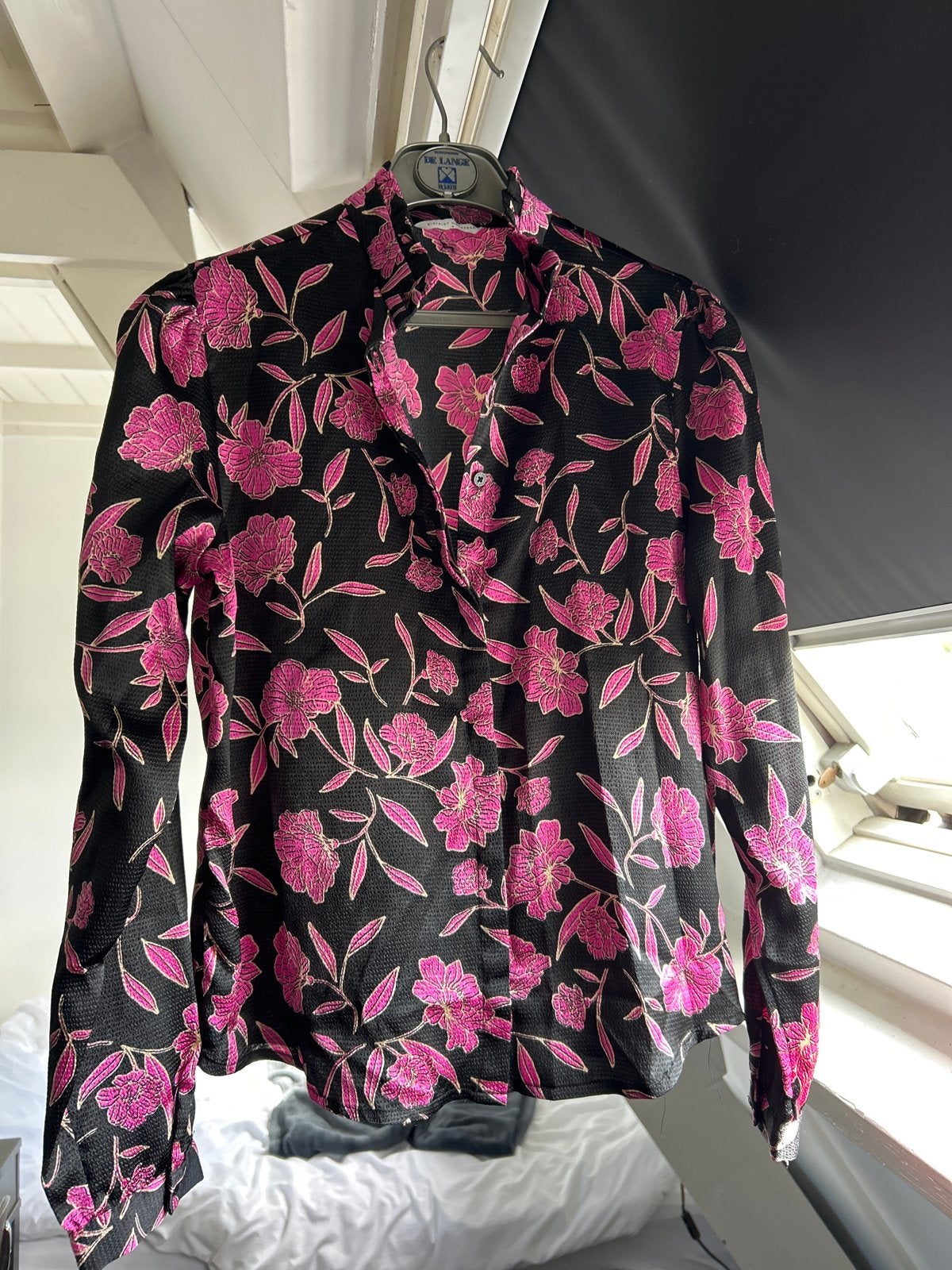 Distrikt Nørrebro blouse met bloemenprint - Maat S, Kleding | Dames, Ophalen of Verzenden, Gedragen, Maat 36 (S), Zwart