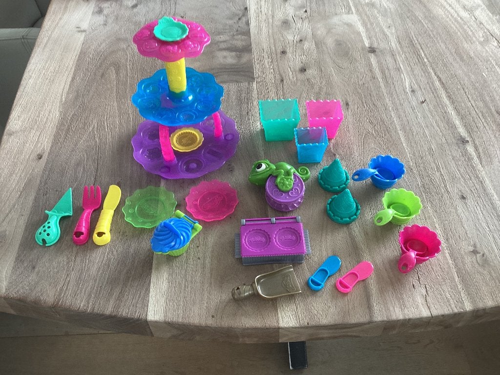 Play doh cup cake toren met veel extra’s., Ophalen of Verzenden, Zo goed als nieuw, Knutselen