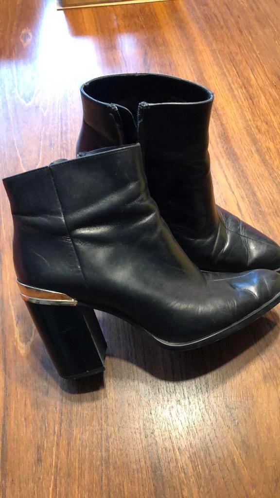 ZARA korte laarsjes, Kleding | Dames, Schoenen, Ophalen of Verzenden, Zo goed als nieuw, Zwart