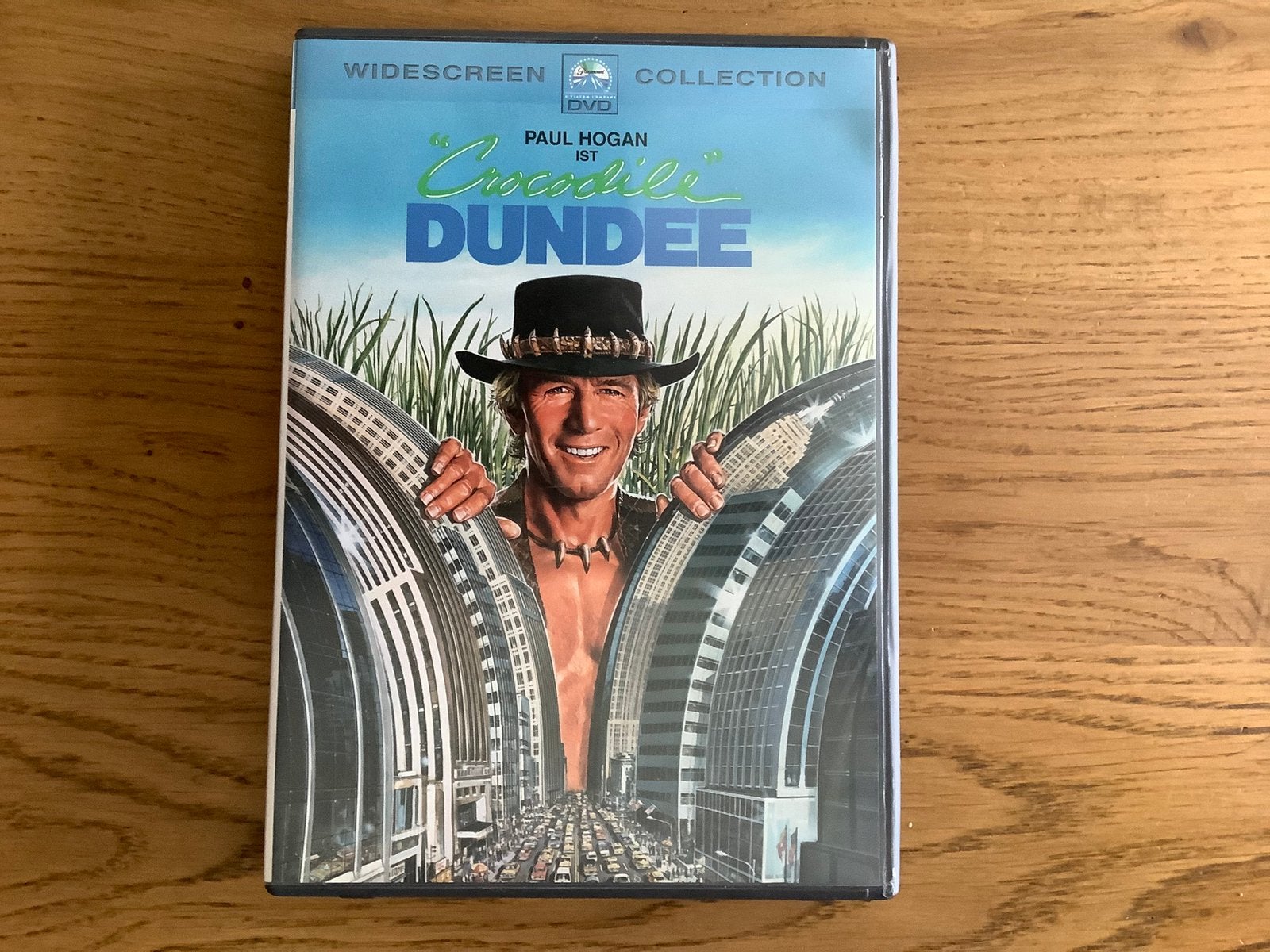 3). Crocodile Dundee, Paul Hogan, Linda Kozlowski., Ophalen of Verzenden, Zo goed als nieuw