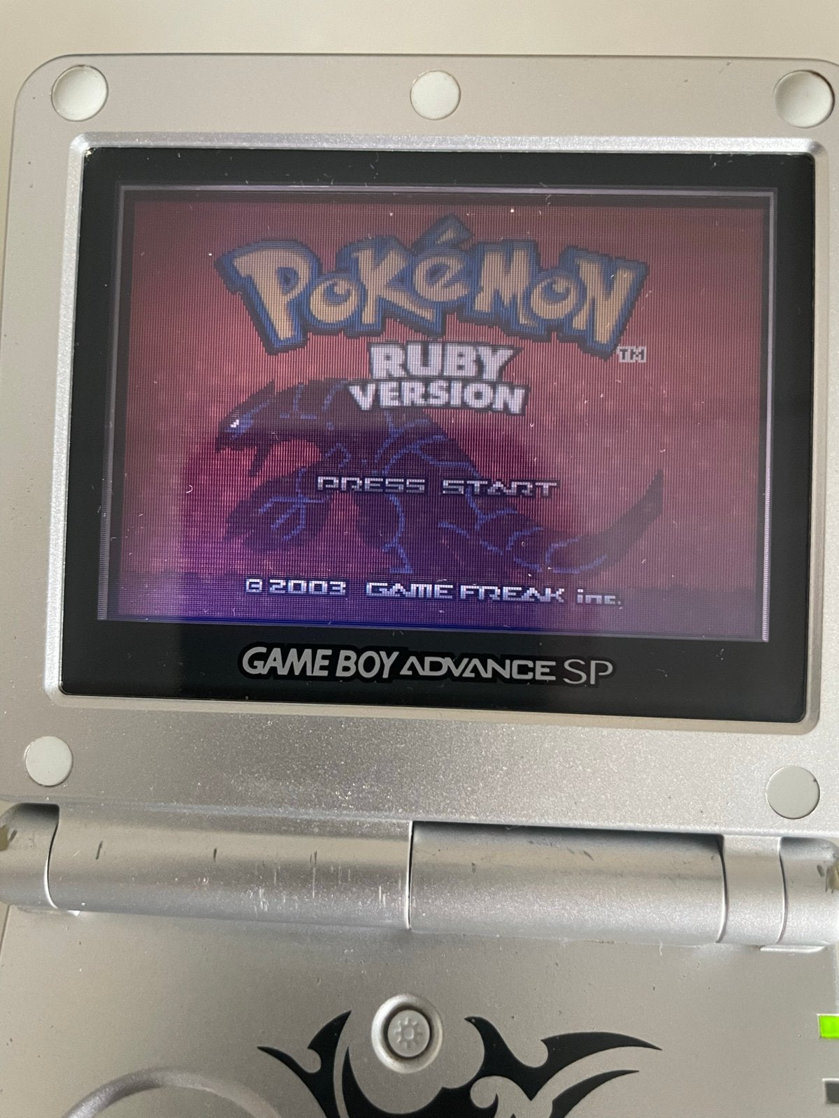 Game Boy Advance SP Tribal met Pokémon Ruby en Wireless Adap, Ophalen, Gebruikt, 1 speler, Role Playing Game (Rpg)