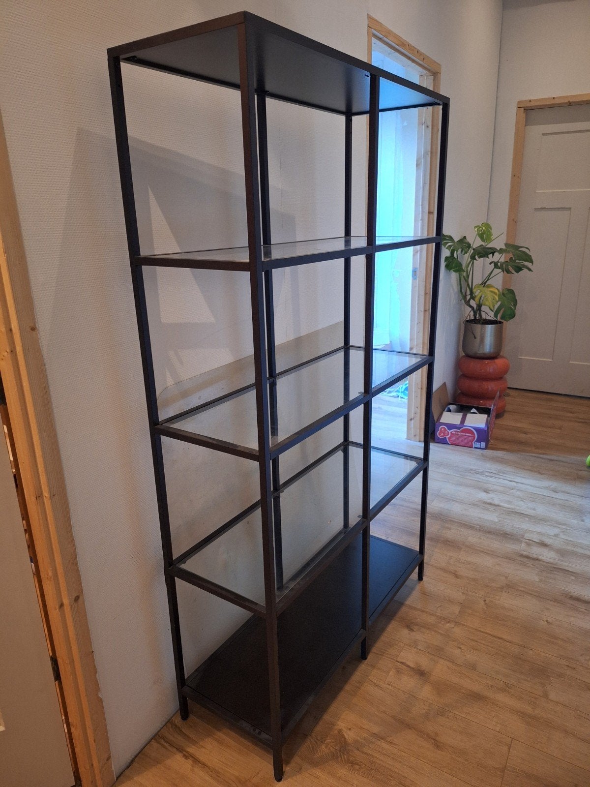 IKEA VITTSJÖ Stellingkast Zwartbruin/Glas, Ophalen, Zo goed als nieuw