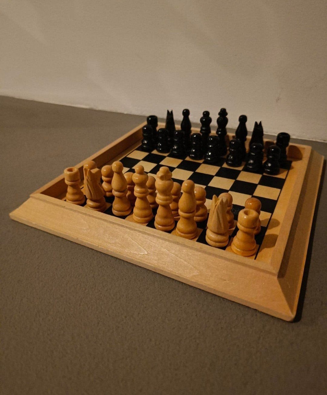 Prachtig houten schaakbord met hoge rand en schaakstukken, Ophalen of Verzenden, Zo goed als nieuw, Schaken
