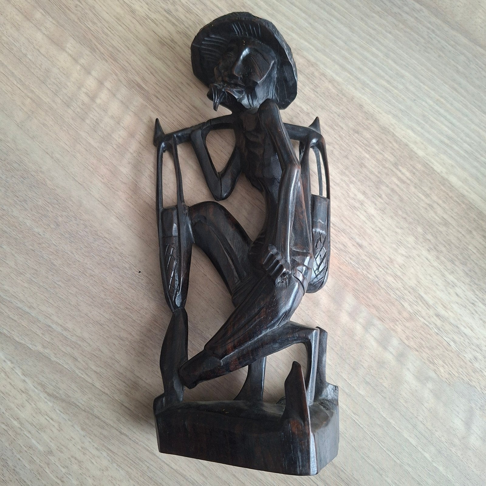 Houten beeld van een Balinese waterdrager., Ophalen of Verzenden
