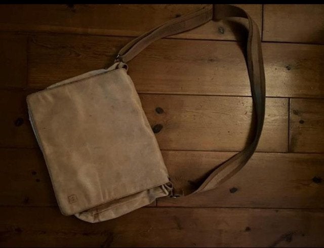Gebruikt ! Hugo Boss leren schoudertas cognac 46 x 35 cm, Sieraden, Tassen en Uiterlijk, Overige merken, Gebruikt, Bruin, Ophalen of Verzenden
