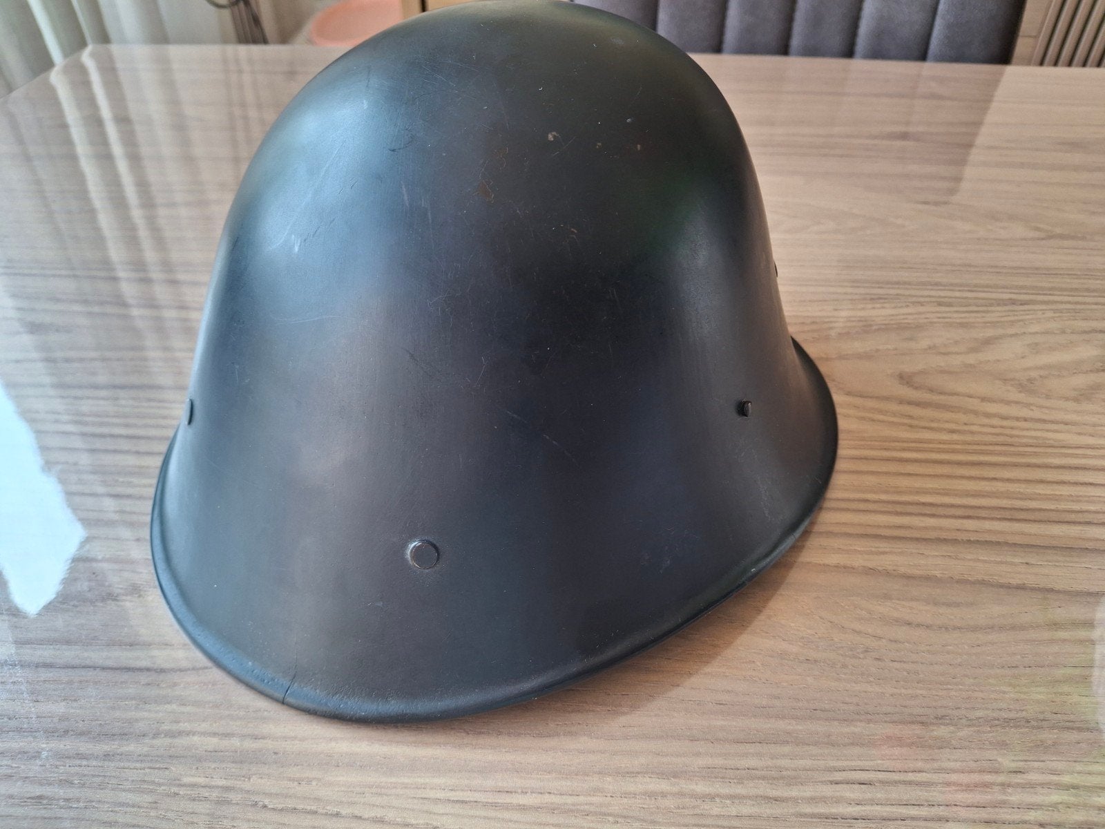 nieuwstaat nederlandse m27 helm, geverfd voor civiele dienst, Ophalen of Verzenden, Nederland, Helm of Baret