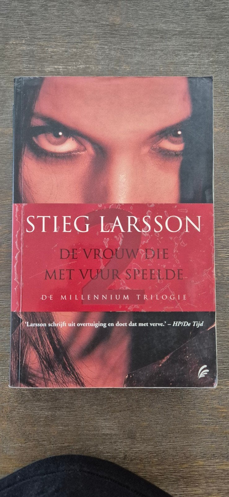 Stieg Larsson - De vrouw die met vuur speelde, Ophalen of Verzenden, Gelezen, Stieg Larsson
