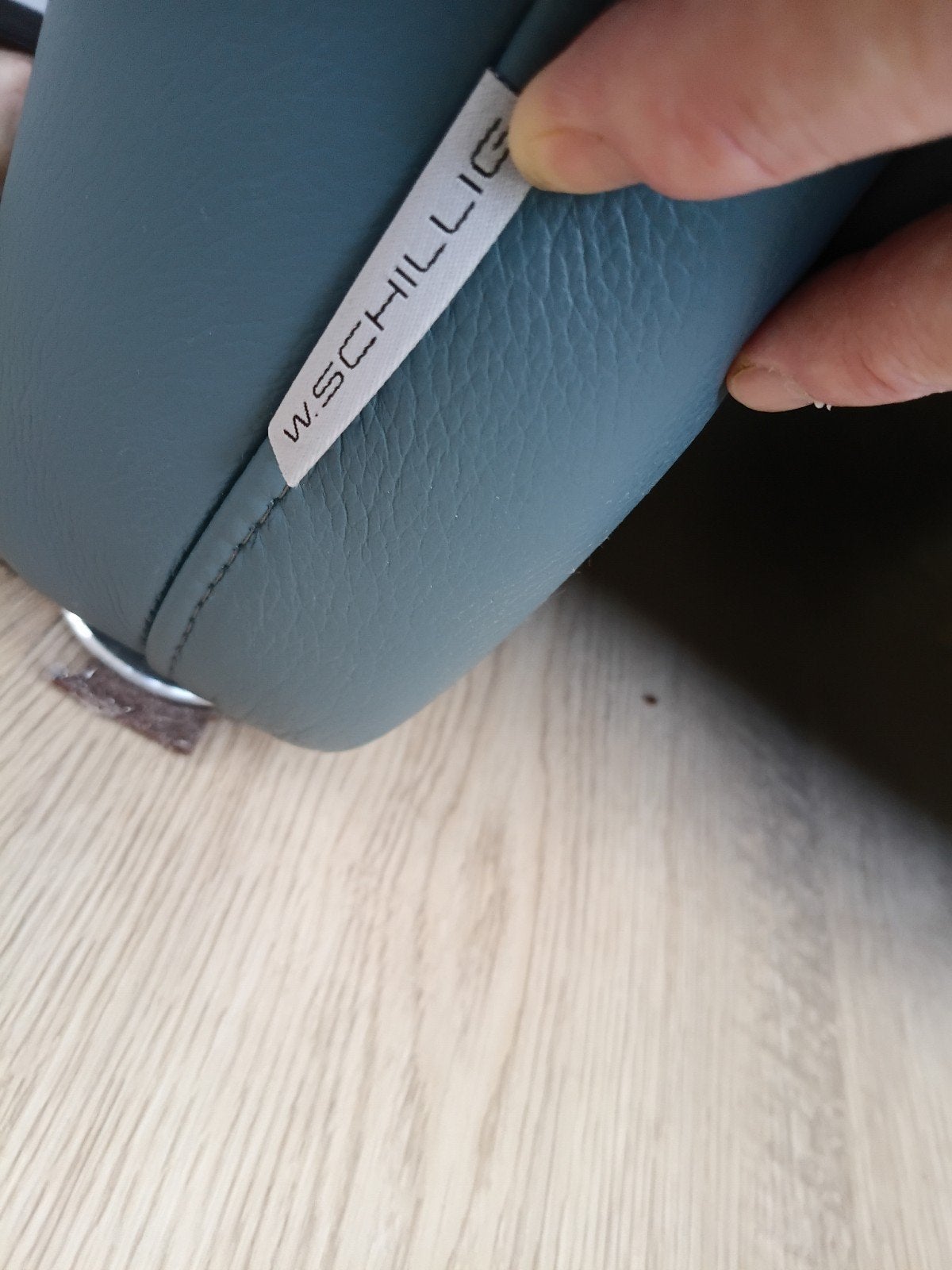 een Echte W.Svhillig Lederen bank met Hocker €120., Huis en Inrichting, Banken | Bankstellen, Ophalen, 100 tot 125 cm, Tweepersoons