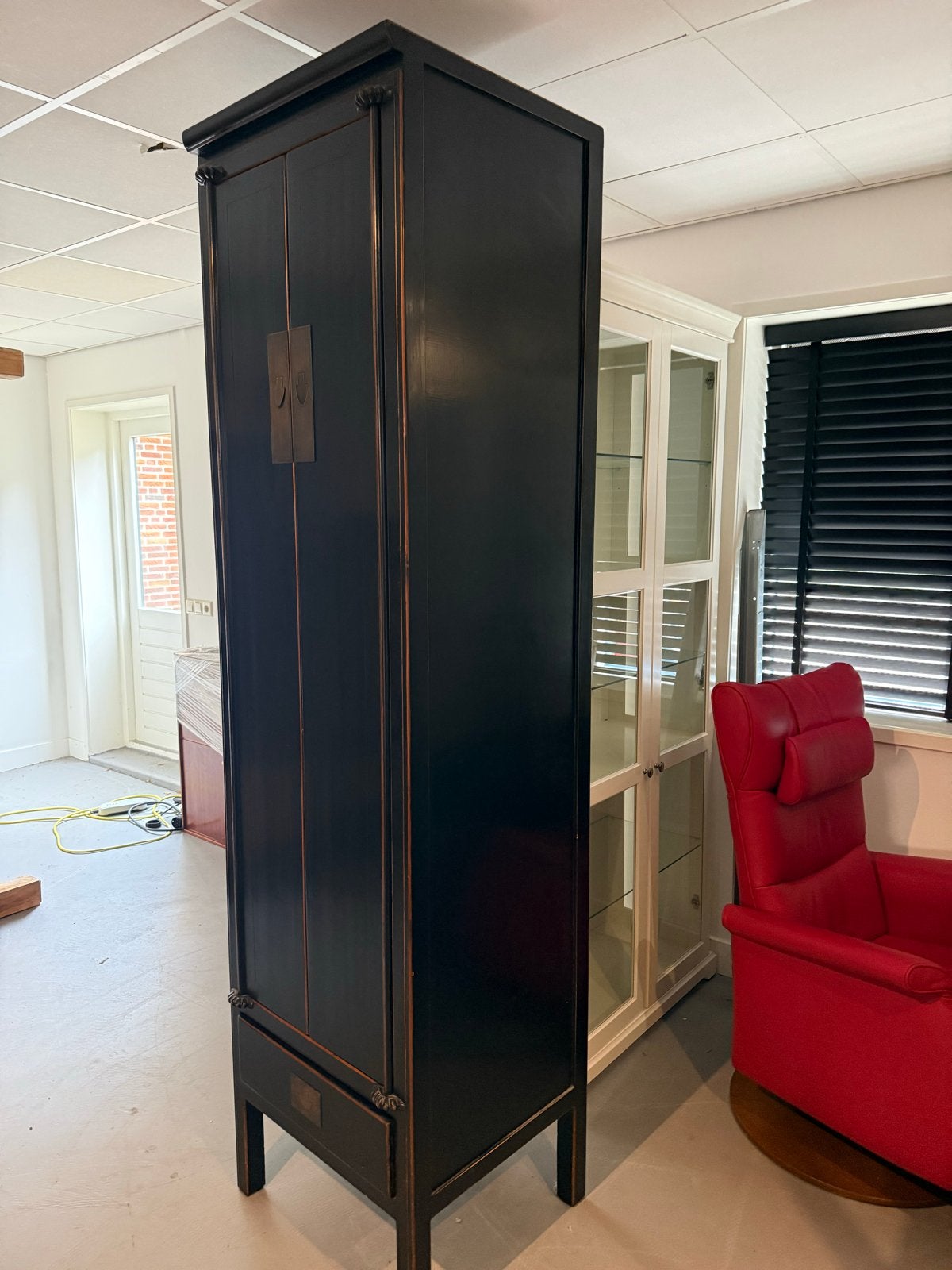 Zwarte Chinese kast met messing beslag, Antiek en Kunst, Ophalen of Verzenden