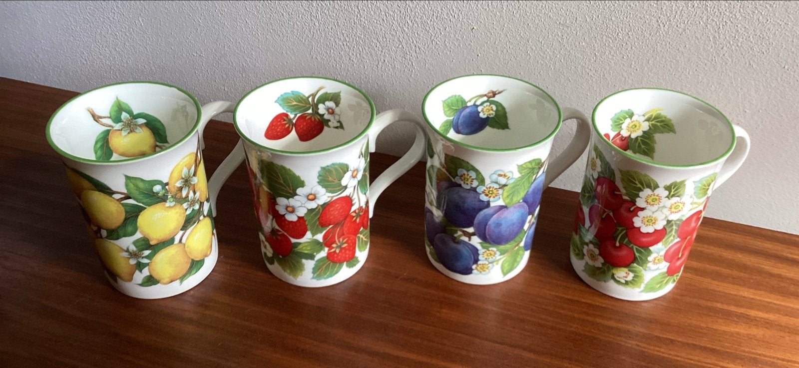 Crown Trent China porseleinen mokken - Fruitmotief, Huis en Inrichting, Keuken | Servies, Ophalen of Verzenden, Porselein, Overige stijlen