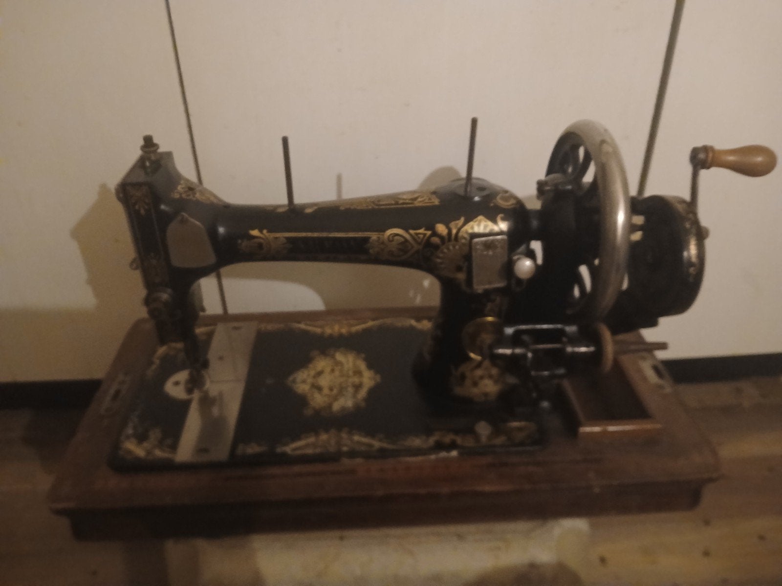 Antieke Handnaaimachine - Decoratief & Histori (MOET WEG), Antiek en Kunst, Antiek | Naaimachines, Ophalen of Verzenden