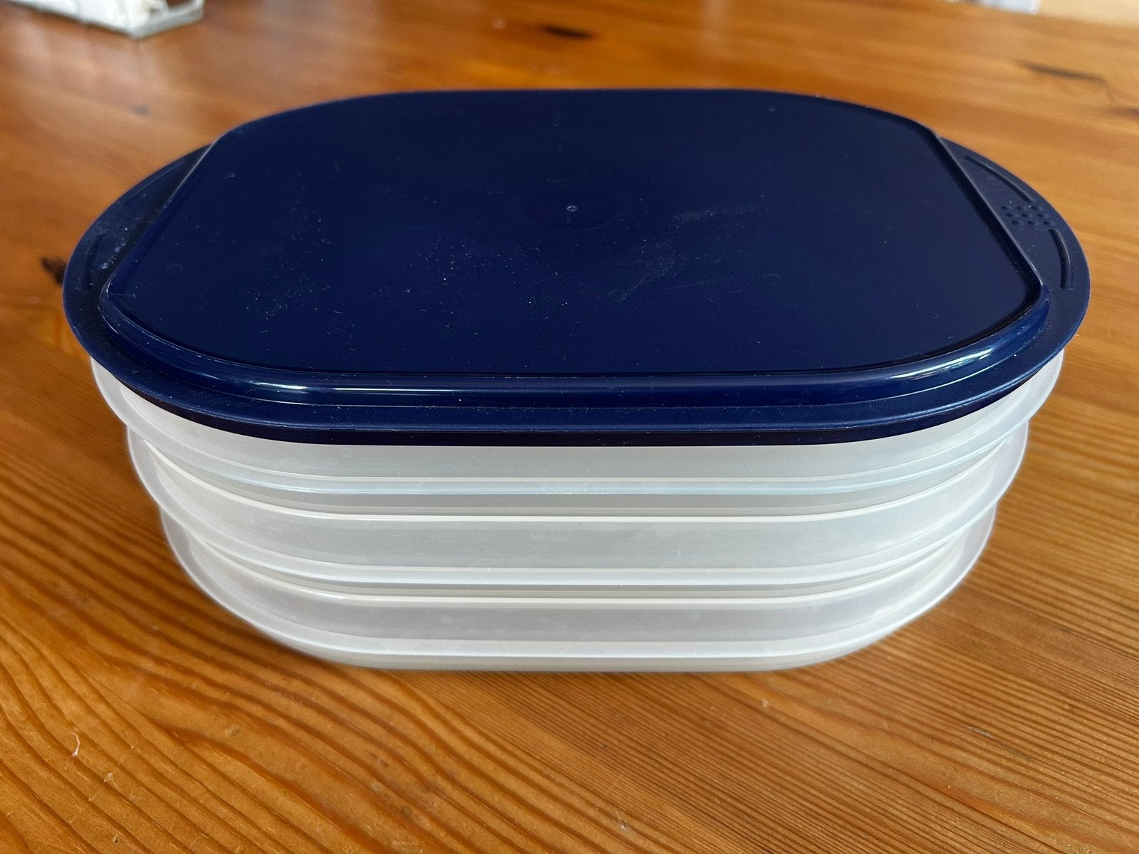 Stapelbare vleeswarenbakjes donkerblauw, Ophalen of Verzenden, Zo goed als nieuw