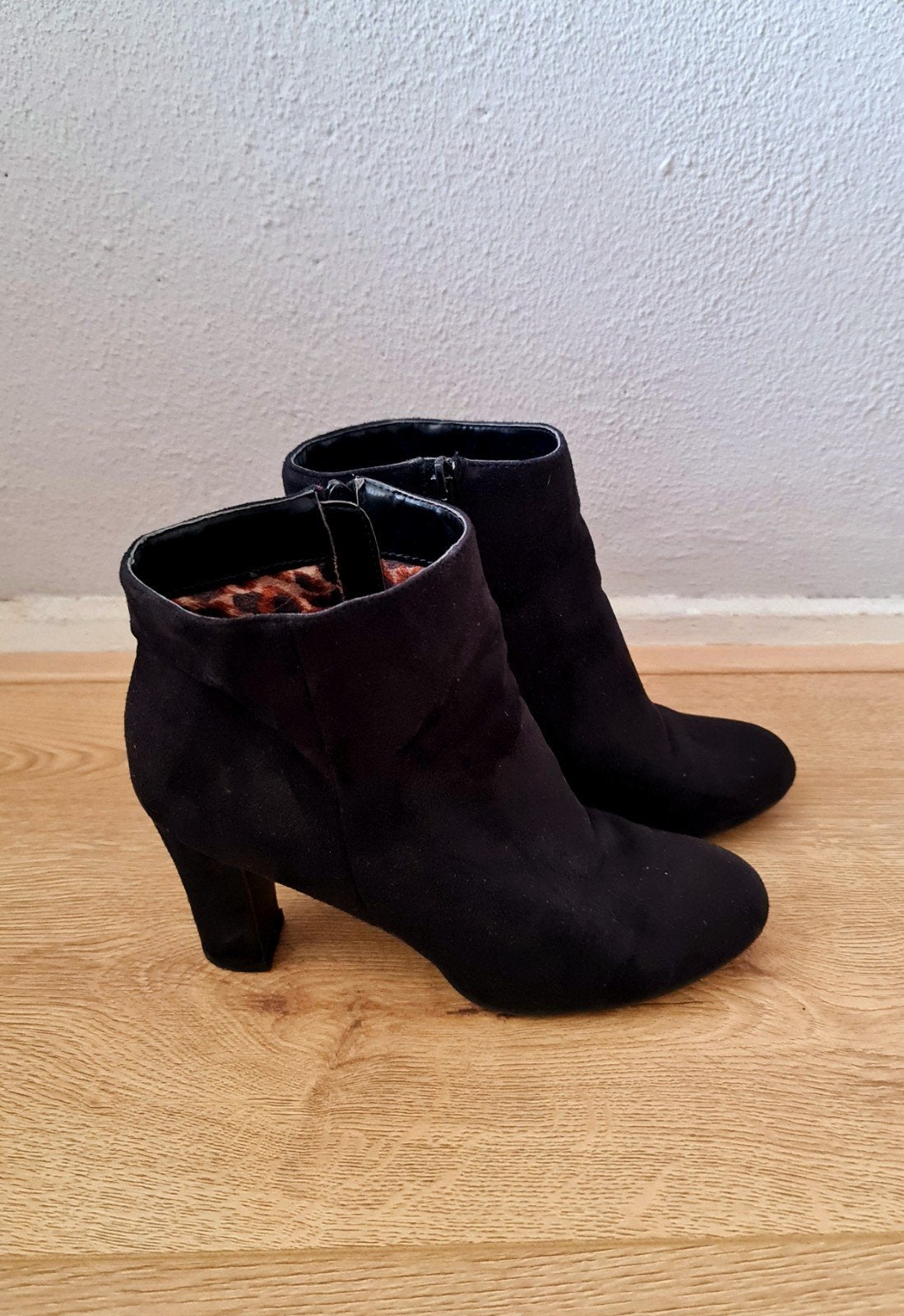 Mooie zwarte suede enkellaarsjes maat 41, New Shape, Zwart, Lage of Enkellaarzen, Ophalen of Verzenden