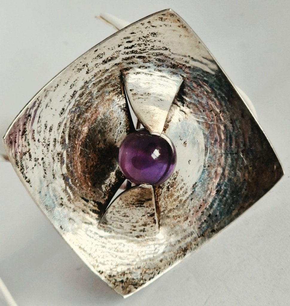 Scandinavische vintage zilveren design broche met amethist, 4 tot 7 cm, Ophalen of Verzenden, Zo goed als nieuw, Met edelsteen