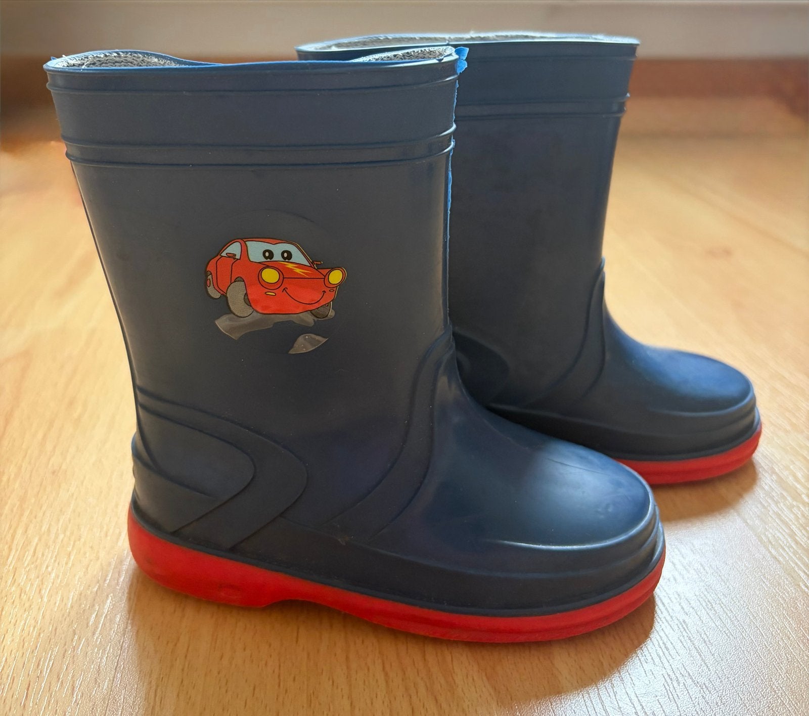 Leuke kinder regenlaarzen met auto print - Maat 22, Ophalen of Verzenden, Zo goed als nieuw, Jongen, Laarzen
